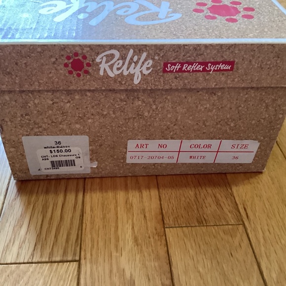 NWT Relife White Sandals Size 36, fits larger - Picture 6 of 10